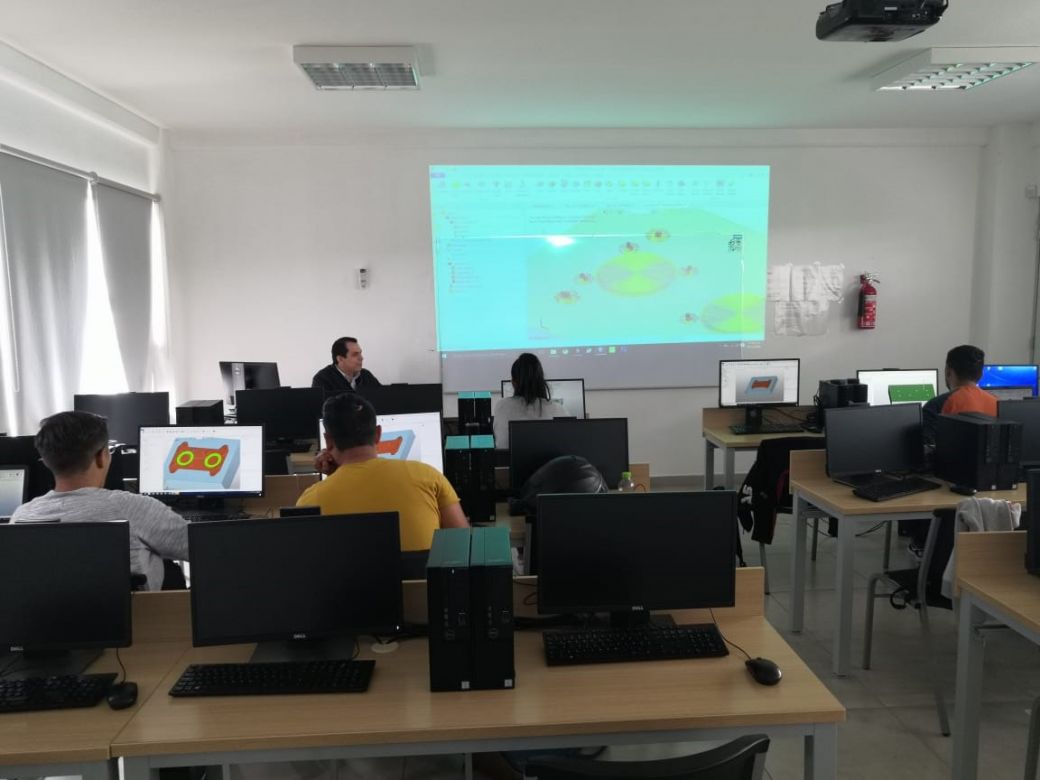 Students are learning mold design Students are learning mold design